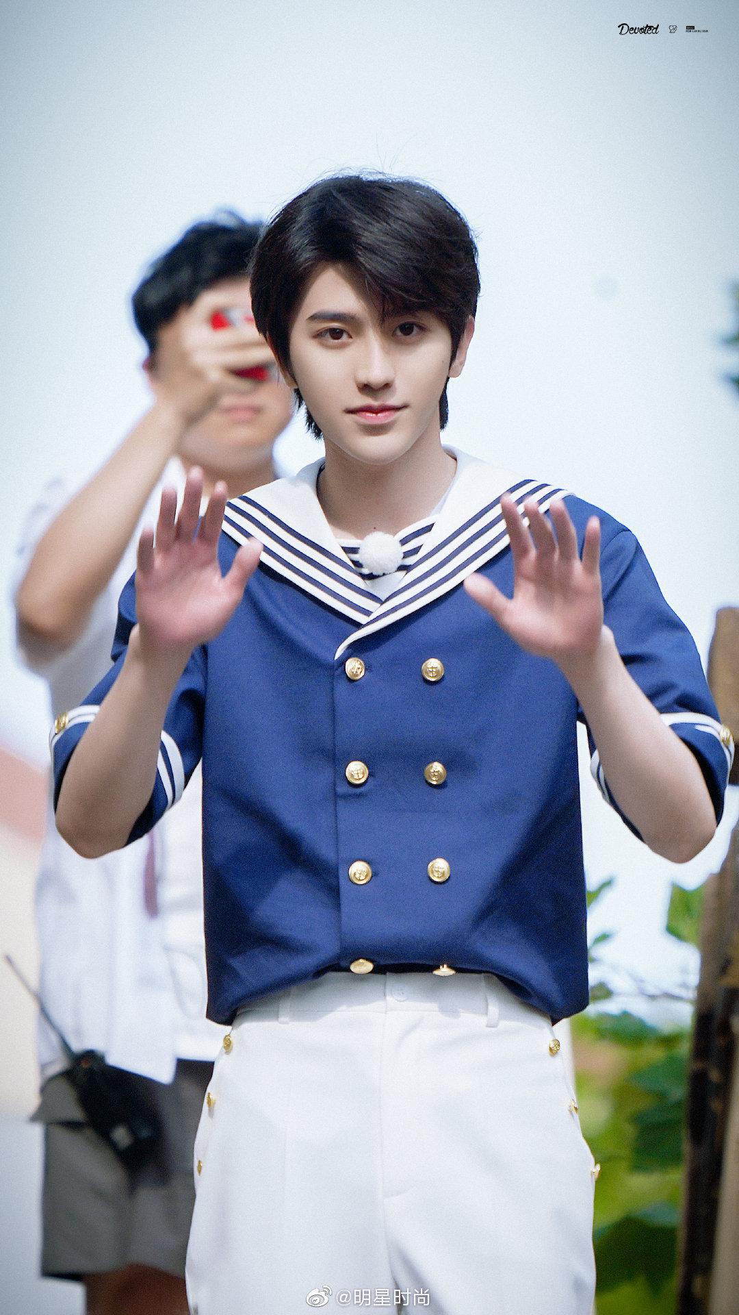 坤坤身着蓝白拼色海军服干净且清爽……|坤坤|蔡徐坤_新浪新闻