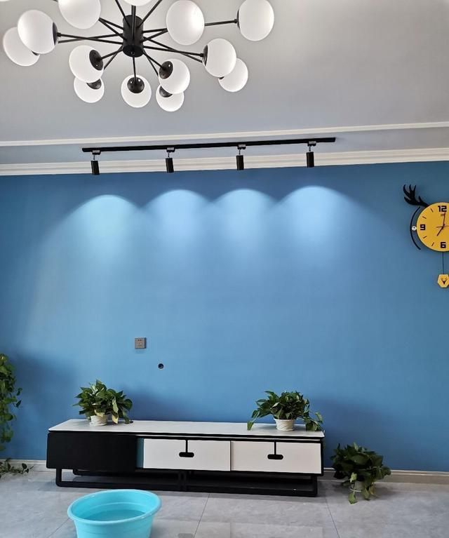 往往现在很多人,为了家里的电视背景墙怎么样做而烦恼着,但是屋主她真