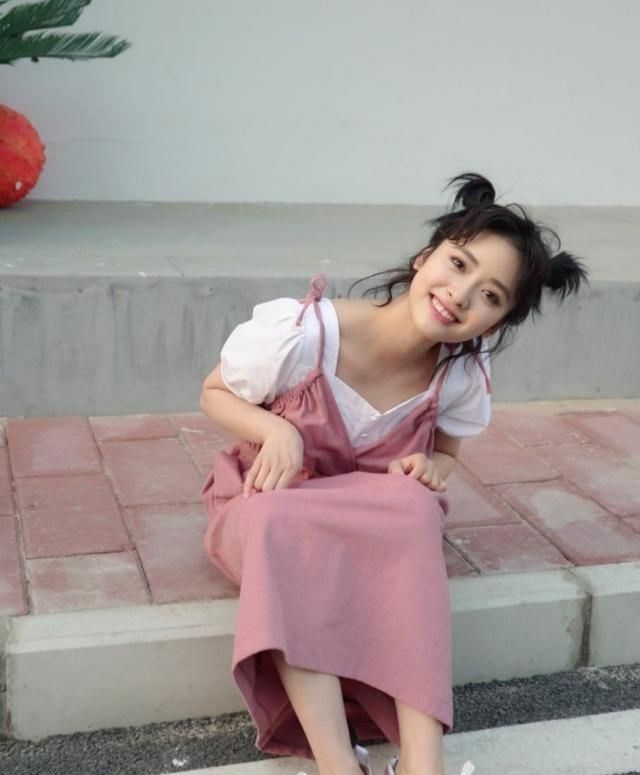 沈月越来越会穿紧身小黑裙裙勒出凹凸感胸部镂空真迷人