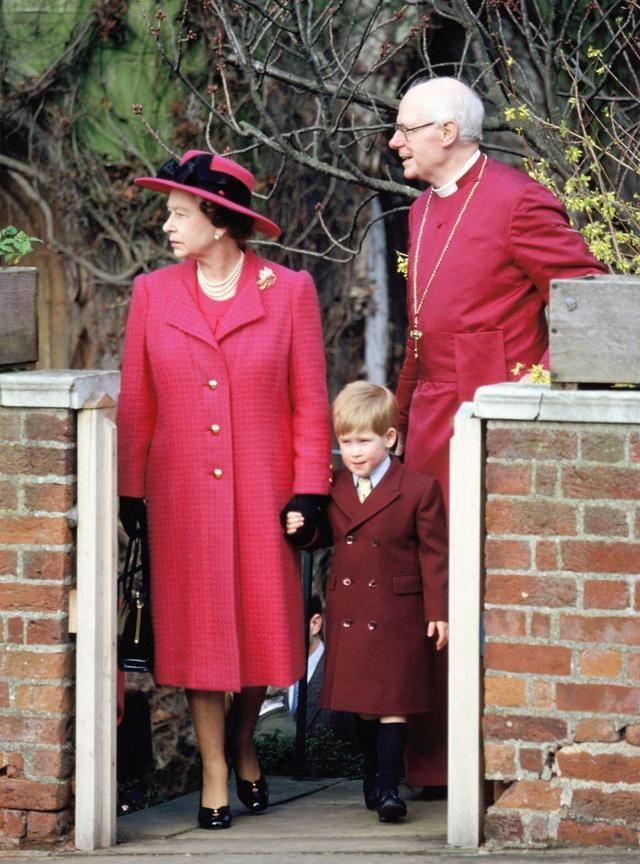 英国女王与孙子们相处时展现出了最可爱最温柔的一面