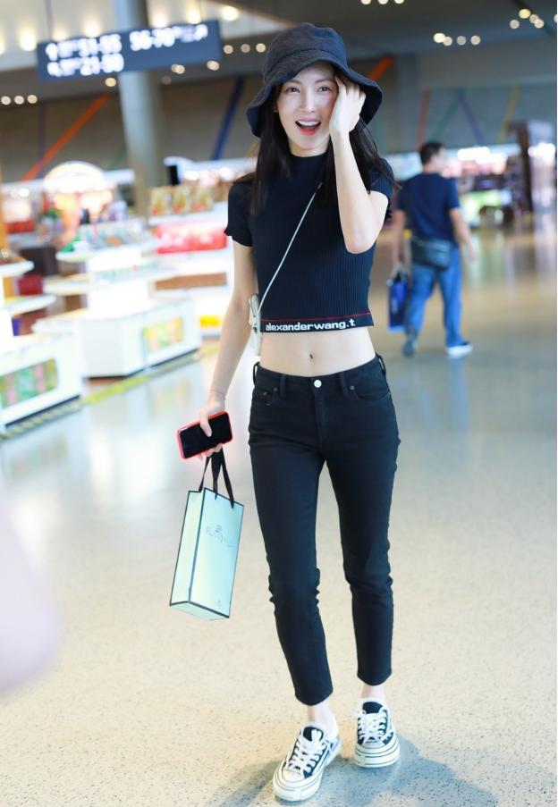 金晨真是"舞蹈家"身材,线条纤细修长,衣服都衬得"小一号"