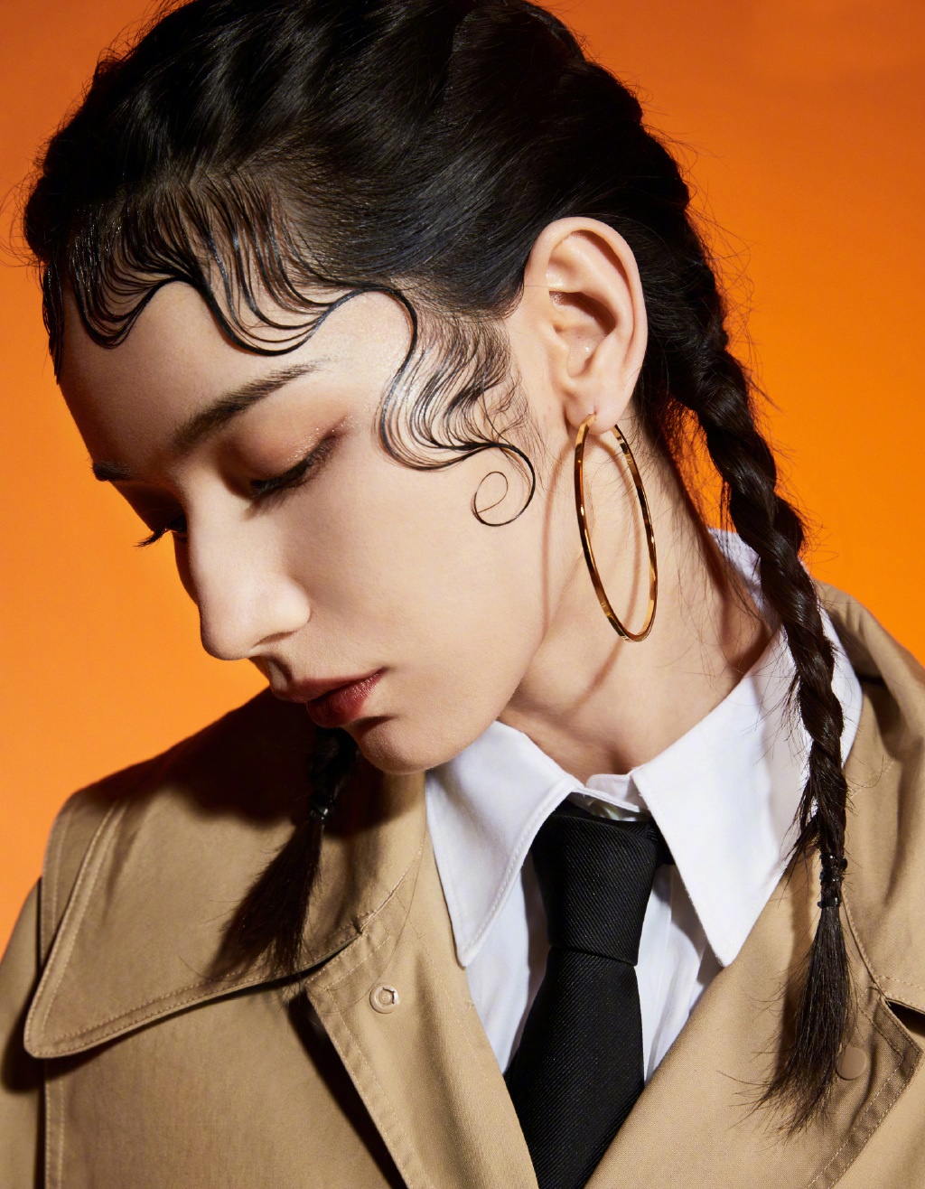 代斯厉害了,靠颜值撑起贴脑门卷毛刘海,配衬衫风衣气场好强大