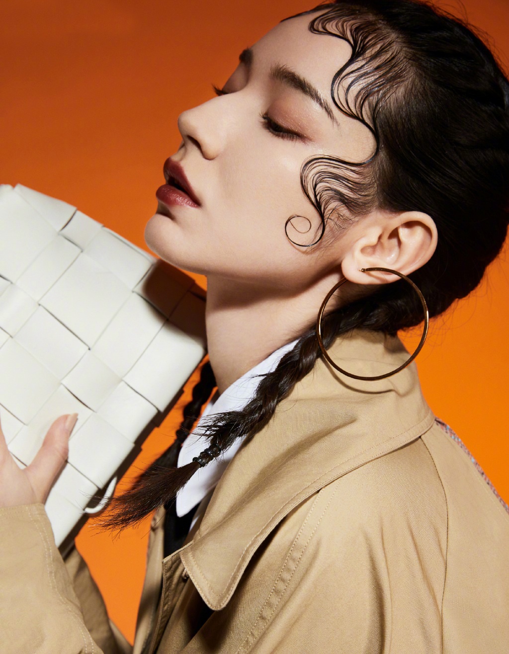 代斯厉害了,靠颜值撑起贴脑门卷毛刘海,配衬衫风衣气场好强大