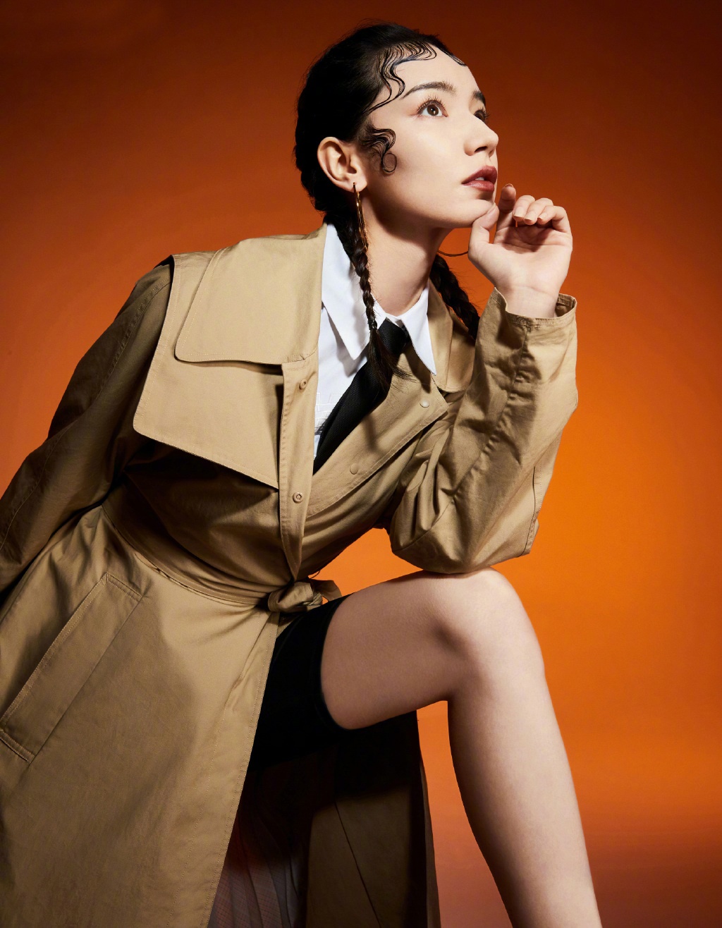 代斯厉害了,靠颜值撑起贴脑门卷毛刘海,配衬衫风衣气场好强大