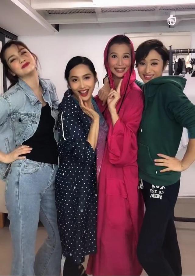 洪欣晒闺蜜 160cm的朱茵身高被仨170完虐 网友:快给朱茵垫个凳子