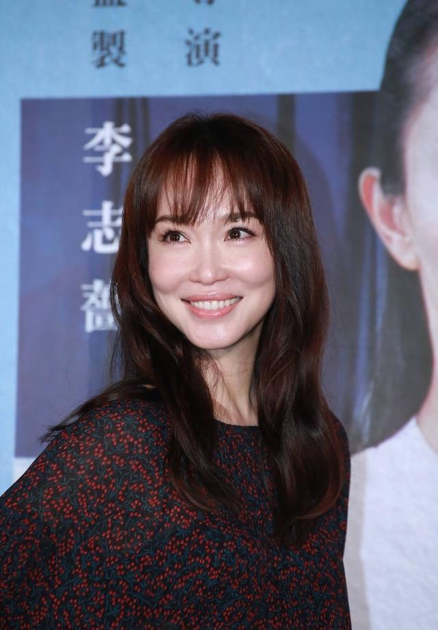 换发型认不出小龙女范文芳剪空气刘海老10岁苹果肌突兀太僵硬