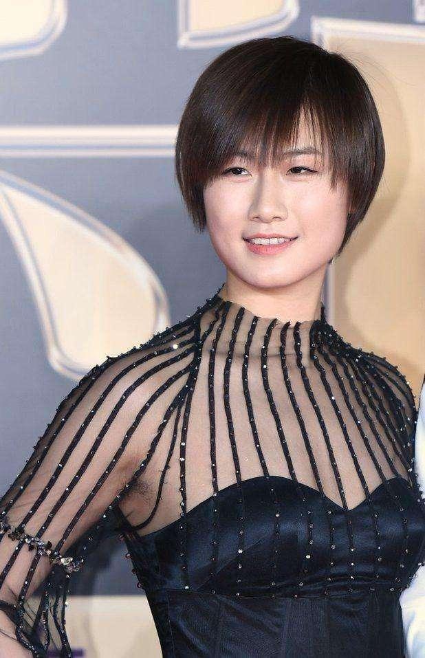 丁宁黑色蕾丝礼服,罕见秀性感,身材苗条修长,女人味十足!