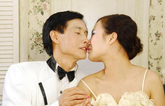 他是圈内花心大鳄52岁娶19岁干女儿今60岁与娇妻闪离