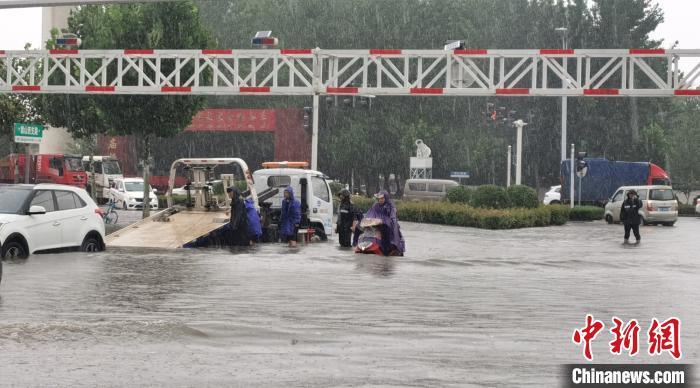 资料图：7月22日，河南省漯河市遭遇强降雨。强降雨导致漯河市部分路段积水严重。漯河市城市管理局供图