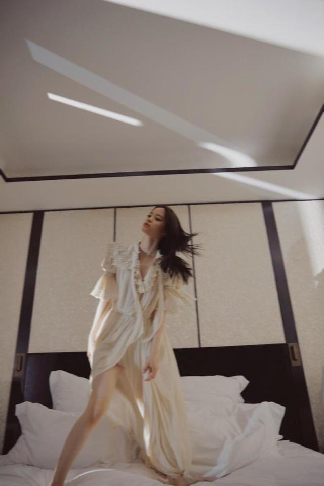 欧阳娜娜穿v领睡裙拍写真,挑战轻熟风秀大长腿,风情万种太惊艳