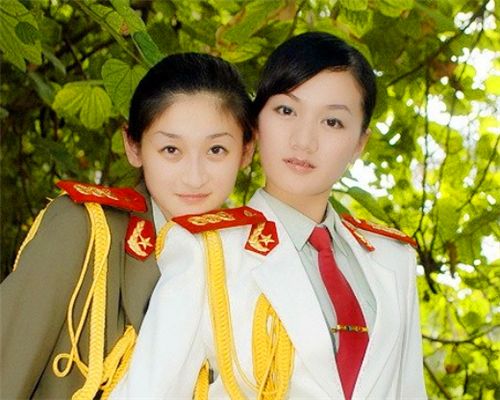 21年前那对在阅兵式上走红全国的双胞胎姐妹花如今近况如何