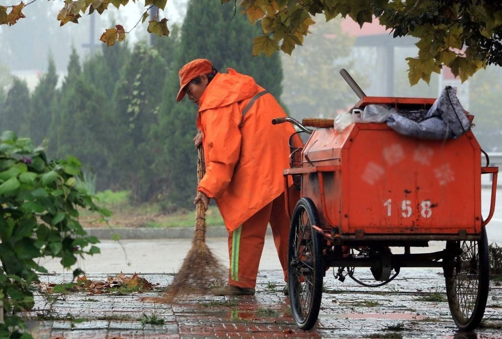 女清洁工跟熟人离开后杳无音讯,究竟是跑了还是被骗了?