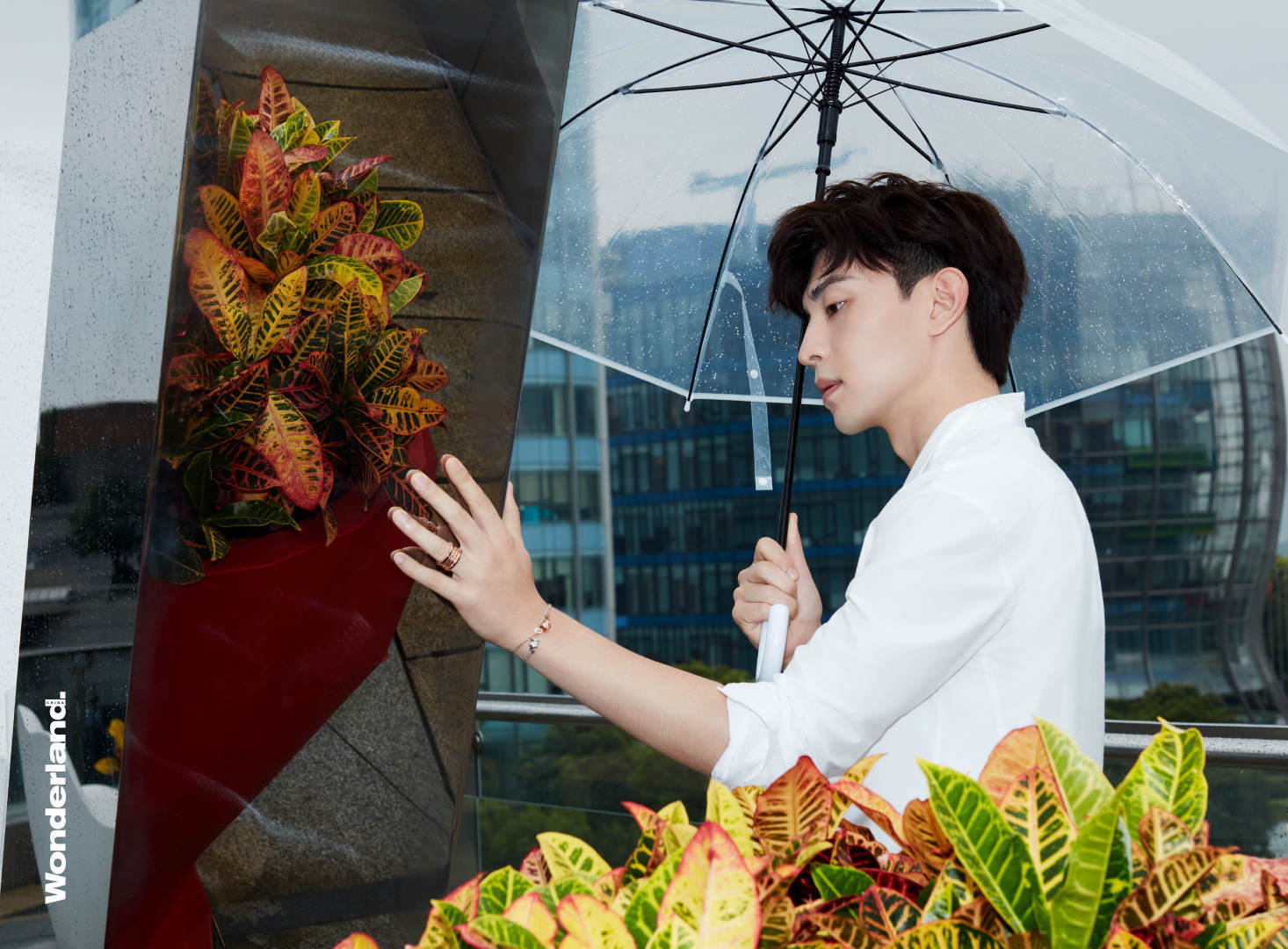 邓伦穿白衬衫雨中拍大片,阴雨天难挡气质清爽,多造型多风格