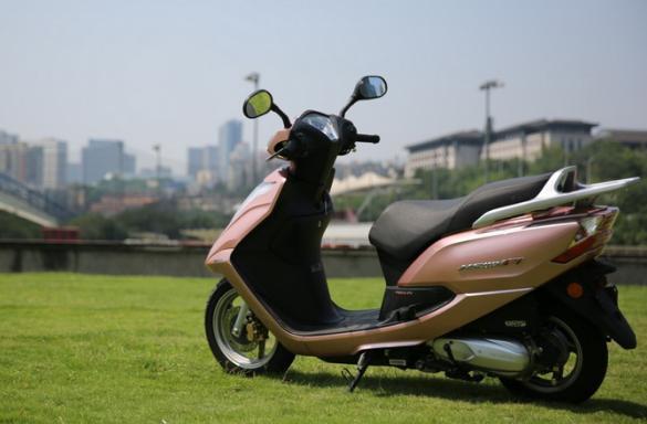 新本最豪横的110级踏板，平衡双刹配前碟后鼓，ESP引擎+FI电喷