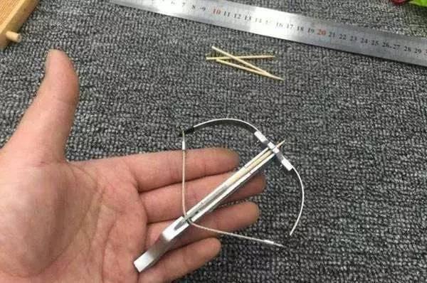 有人做过实验,用这个牙签弩来发射缝纫针,用一块猪肉来模拟人体,钢针