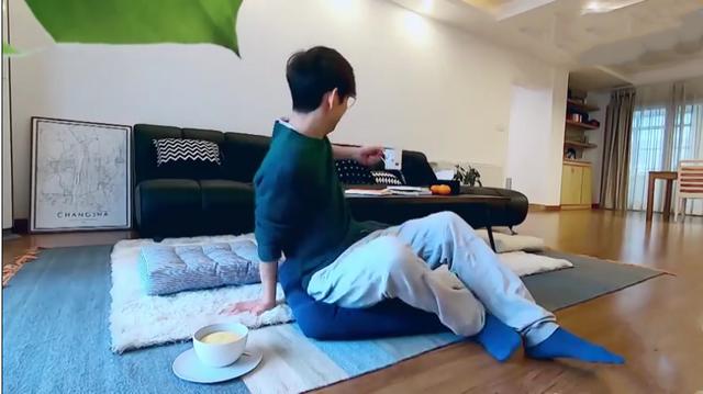 带大家看看何炅家全屋大白墙差点以为是出租房