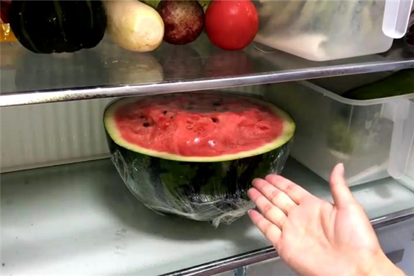 今天才知道西瓜吃不完不可放冰箱教你最土的方法放几天不坏