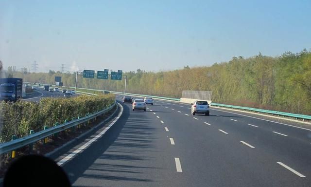 高速公路上发动机故障灯亮了怎么办？应该怎样处理？