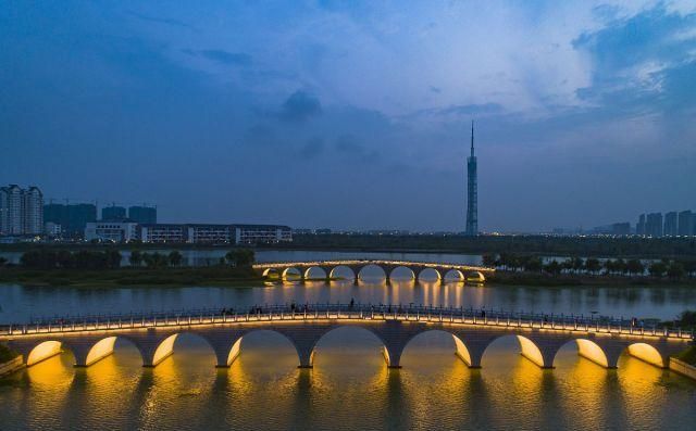 江苏淮安:双九孔桥上里运河夜色美,吸引众多市民避暑纳凉!