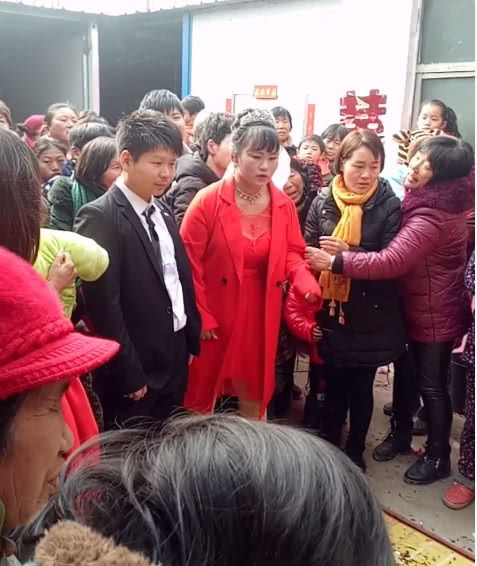 农村婚礼上新娘坚决不给婆婆磕头,原因让人气愤