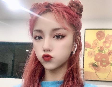 刀小刀走红后修改简介看似不起眼4个字多数女网红却不用