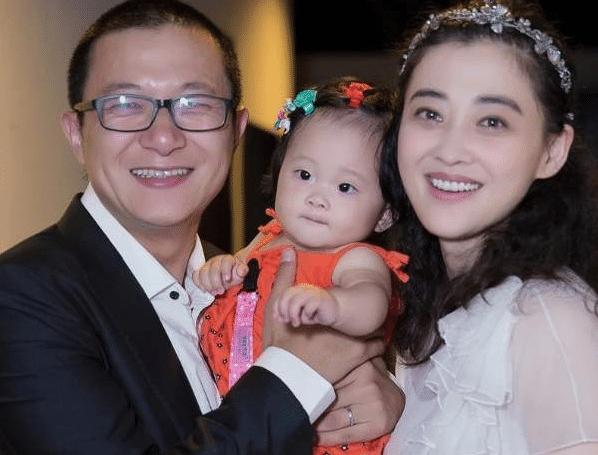 她大学开始和导演同居,十二年后被出轨抛弃,现在42岁身价过亿