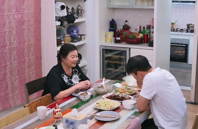 李晨在北京的千万复式豪宅装修简洁大气