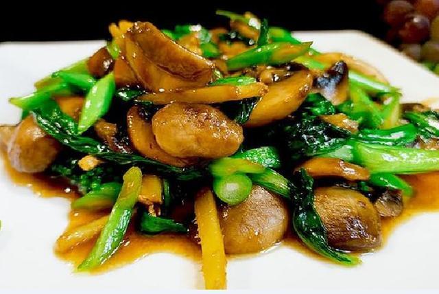 夏天里的家常快手菜,口蘑炒菜心,滑嫩爽口,色香味十足