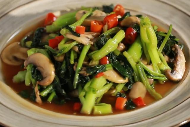 夏天里的家常快手菜,口蘑炒菜心,滑嫩爽口,色香味十足