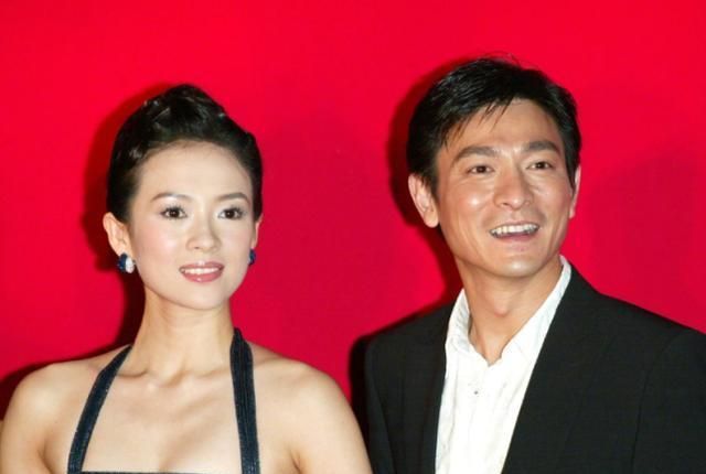 20年前张艺谋笑着和章子怡领完奖下台后立马变脸对她破口大骂