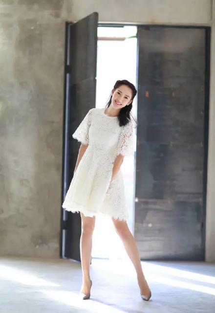 聂远携妻子走机场,穿t恤配牛仔裤很舒适,秦子越素颜五官真耐看