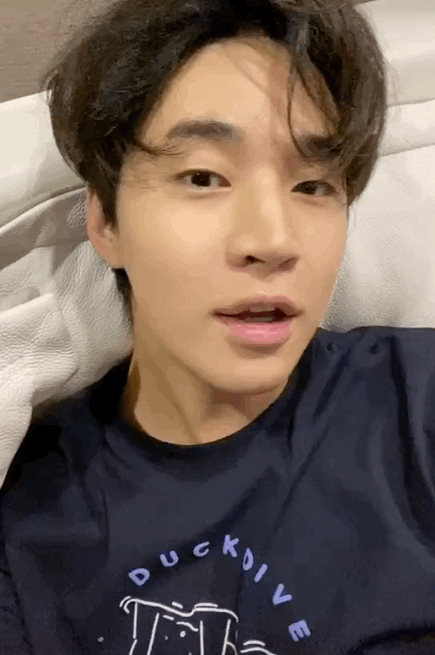 这才是明星真正纯素颜自拍吧 谁给的刘宪华连滤镜都不开的勇气?
