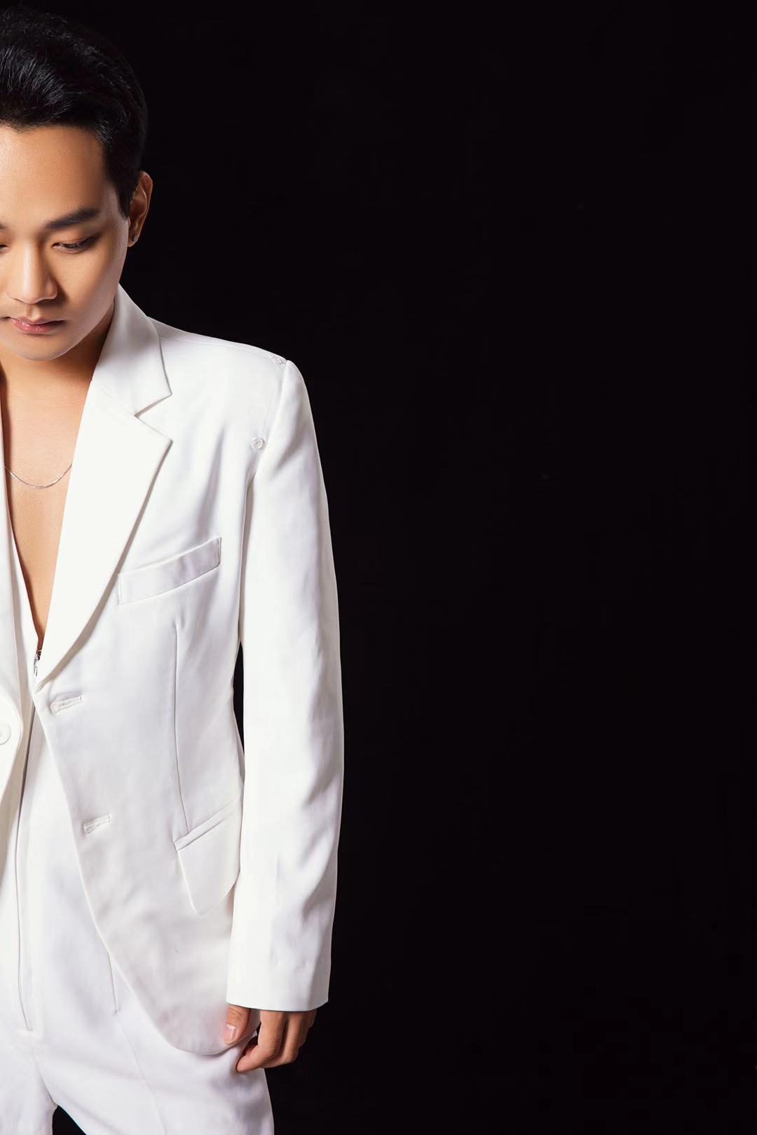 张家荣作为张国荣模仿者其实像不像其实并不重要