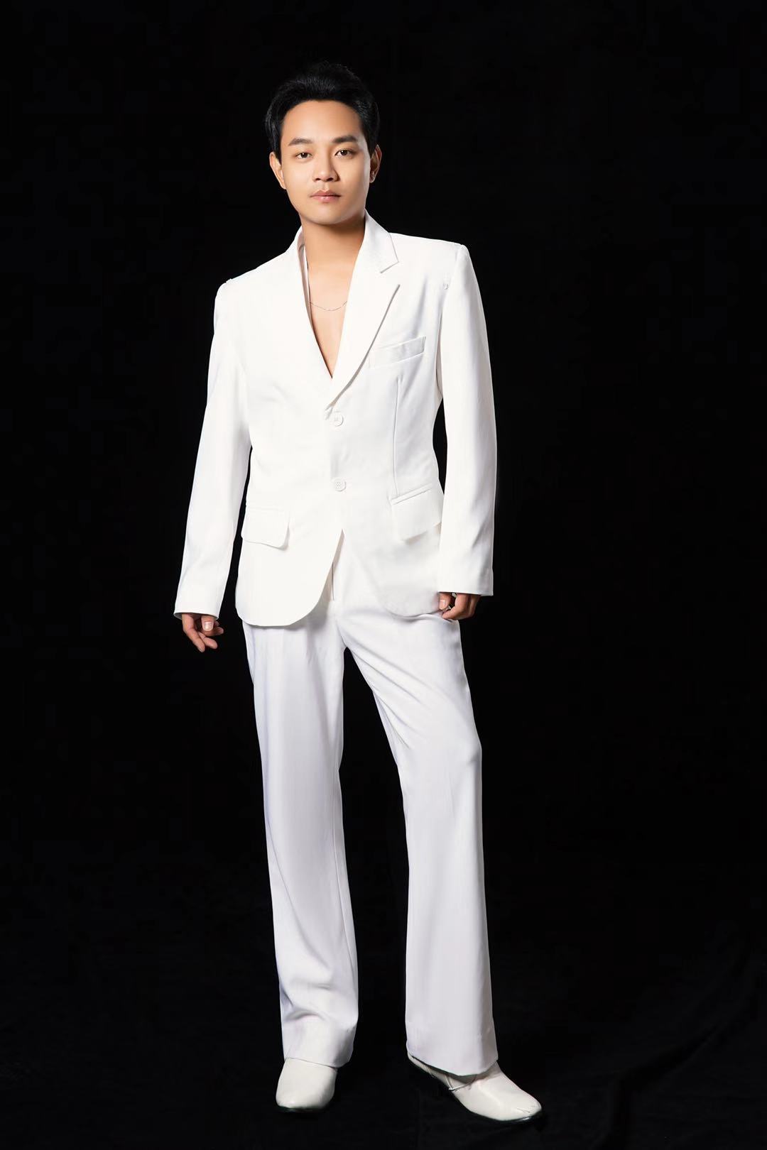 张家荣作为张国荣模仿者其实像不像其实并不重要