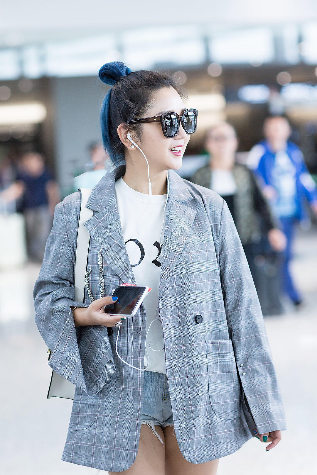 何洁机场私服在线,穿西服外套搭配牛仔短裤高级时髦,显高又显瘦