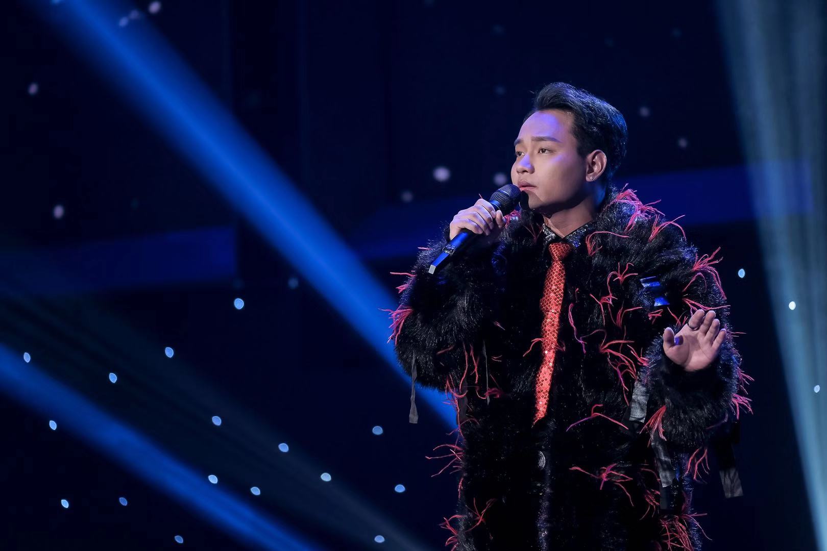 张家荣作为张国荣模仿者其实像不像其实并不重要