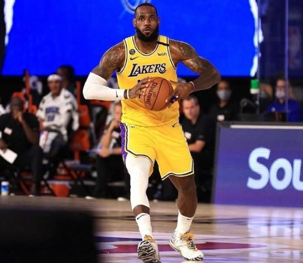 练得像钢筋!詹姆斯畸形小腿引热议,难怪能赚3.9亿,肌肉真发达