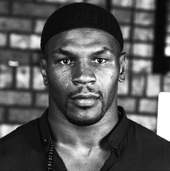 巨石强森晒恐怖肌肉身家超20亿元或与泰森打wwe创收视纪录