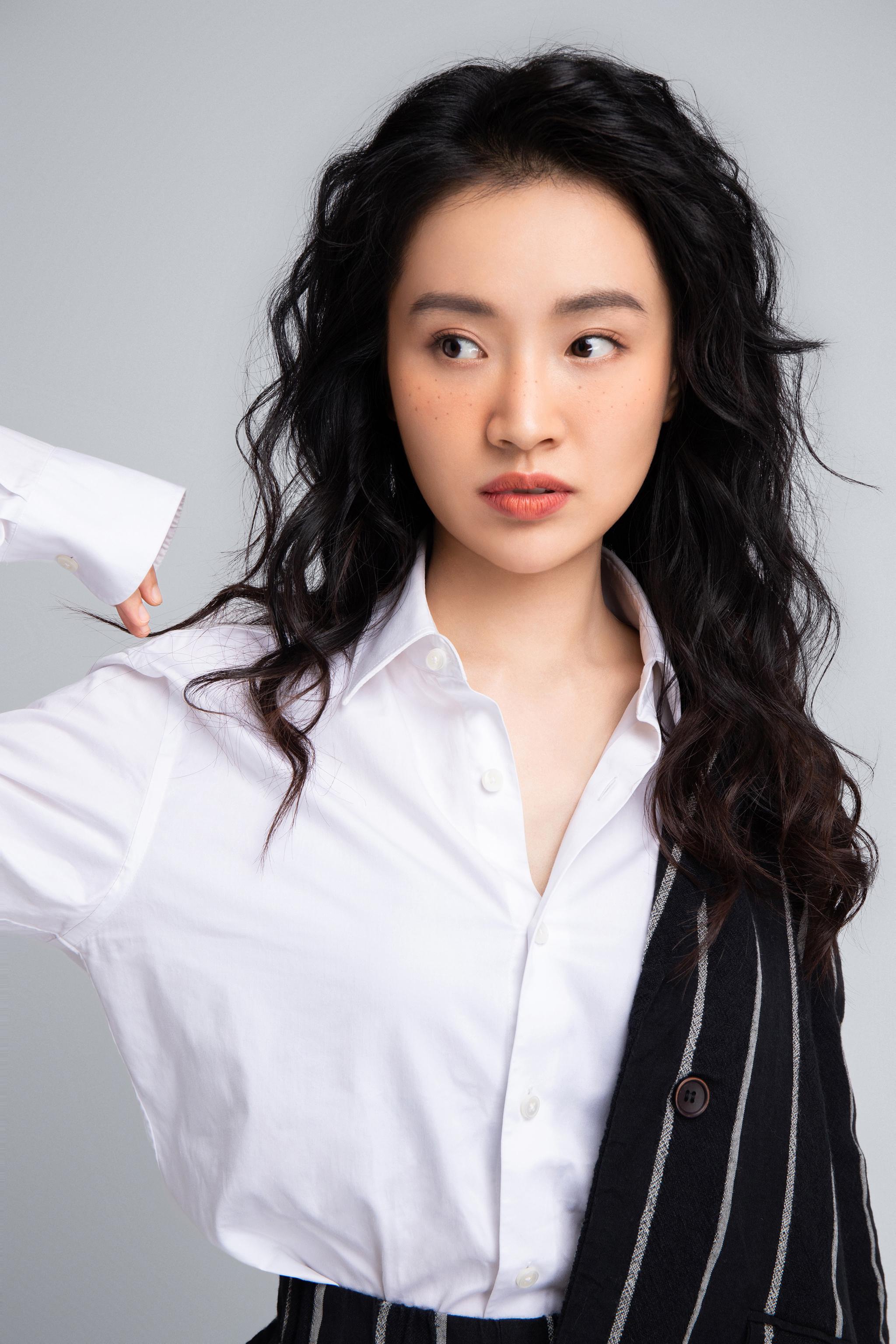 陈芋米时尚大片曝光复古雀斑妆展现鬼马少女气质