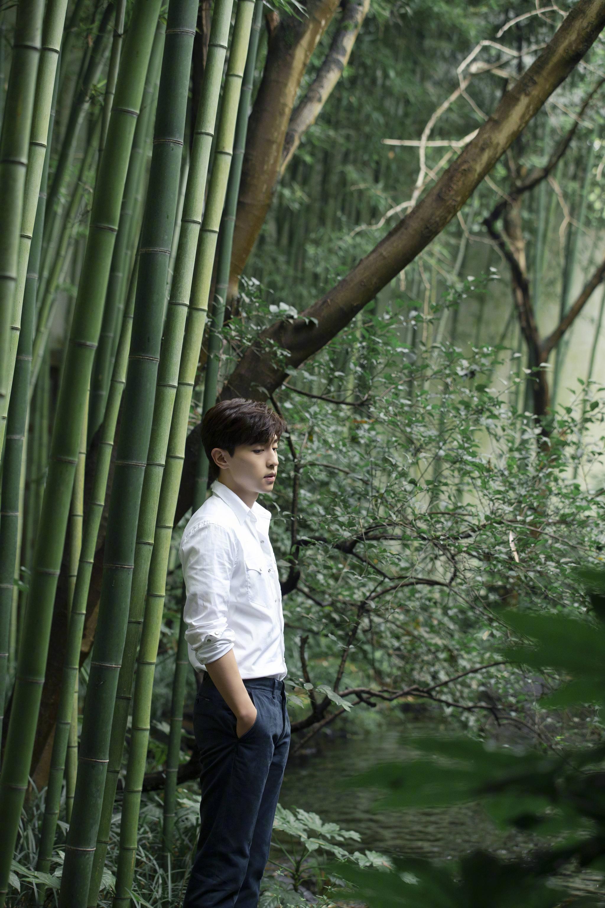 邓伦穿白衬衫雨中拍大片,阴雨天难挡气质清爽,多造型多风格