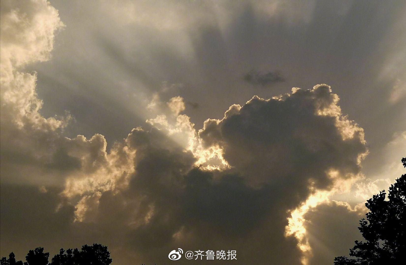 济南天空上演丁达尔现象