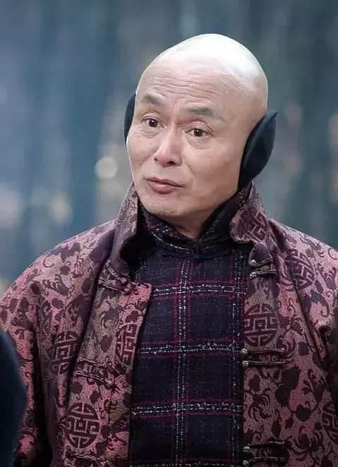 因此中学毕业会,刘家辉进入了一家日本公司当助理,同时也做过其他的