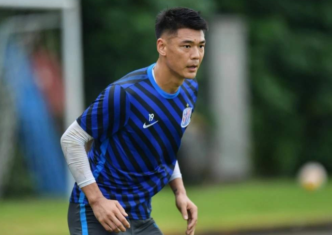 直接把球传给对手,急忙向队友道歉|曾诚|申花|失误_新浪新闻