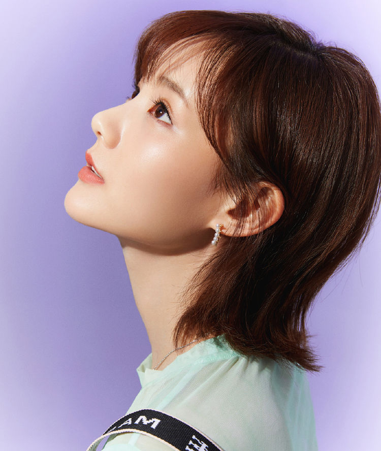 李一桐印花紧身裙刚好遮住大腿,后背还"剪"个心形,太撩人了