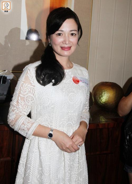 陈少霞穿上旗袍裙有东方古典韵味身材圆润很富态