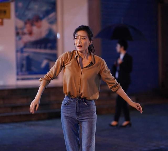 周知难得惊艳一次穿抹胸衣配小脚裤去看秀身材比例太完美