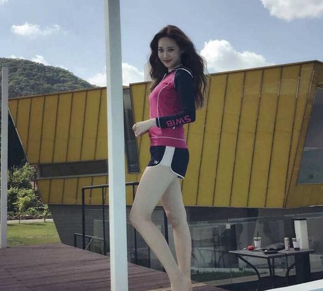 腿精李宣美给人的感觉是纤瘦的骨感,而金亚荣给人的感觉就是丰腴的