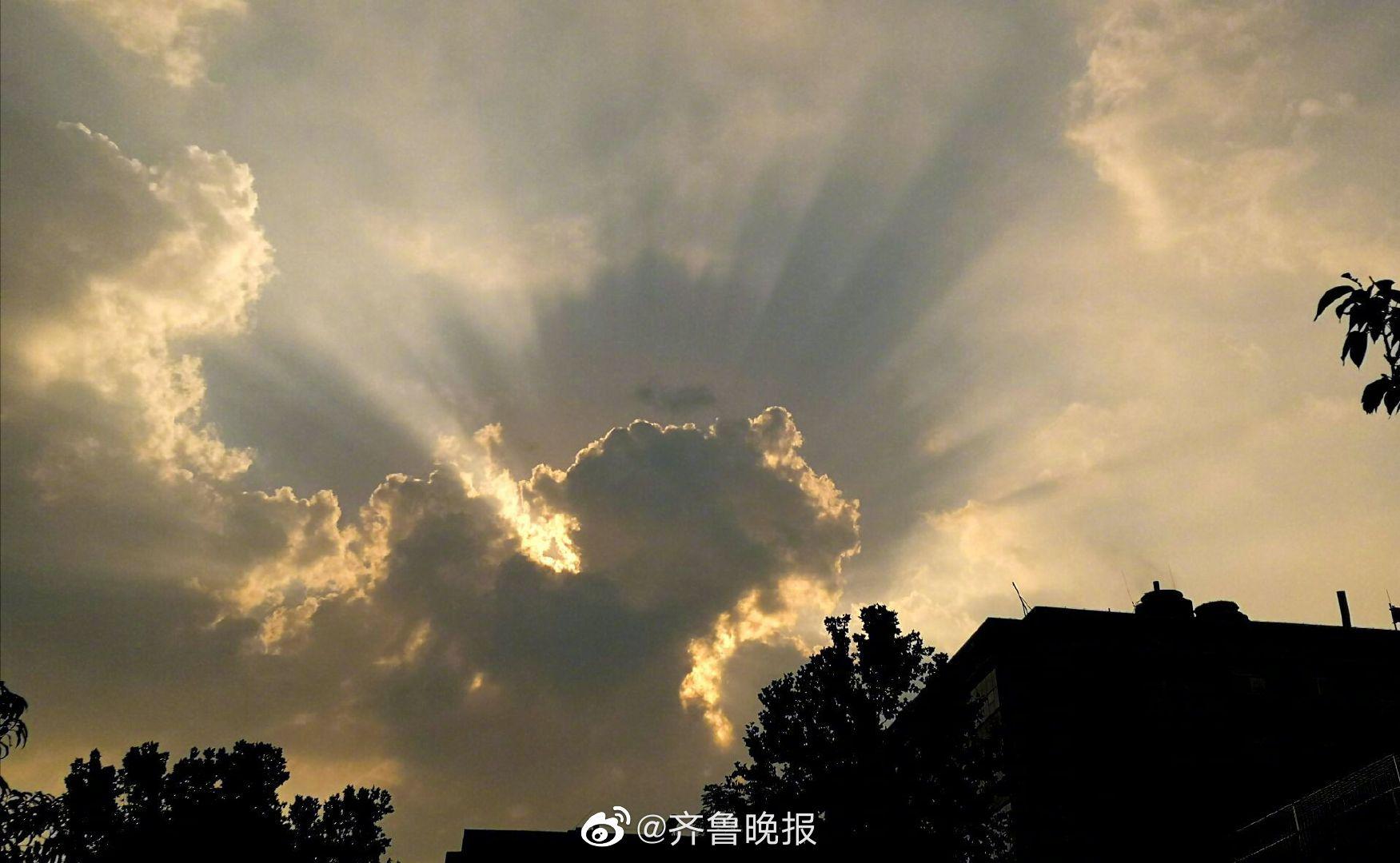 济南天空上演丁达尔现象