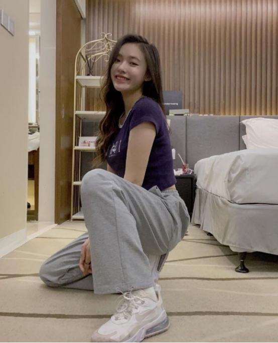 女星都喜欢的拍照姿势蹲着拍又甜又飒潮式拍照你get了吗