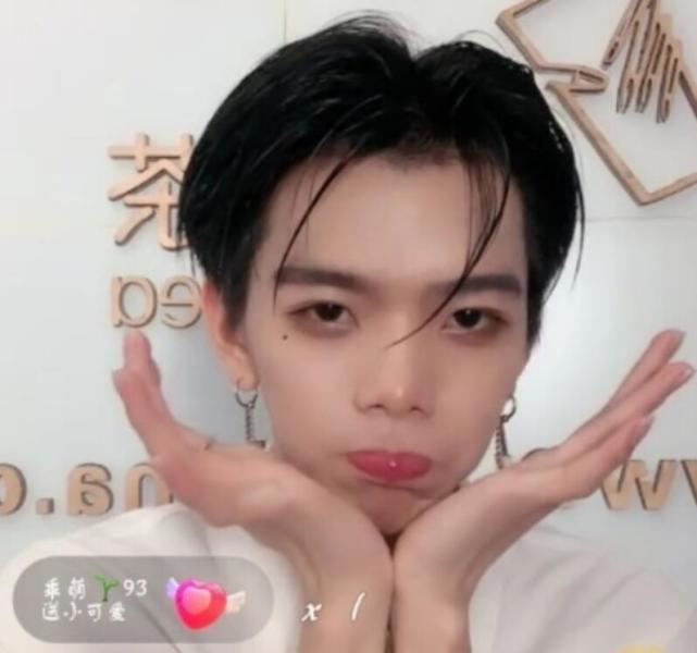 七鹤大人逛商场被偷拍,只有5头身,穿5厘米增高鞋还是矮别人很多